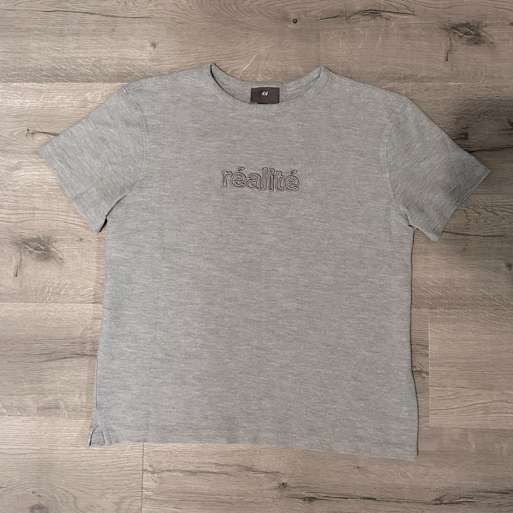 H&M Small Gray Realité shirt